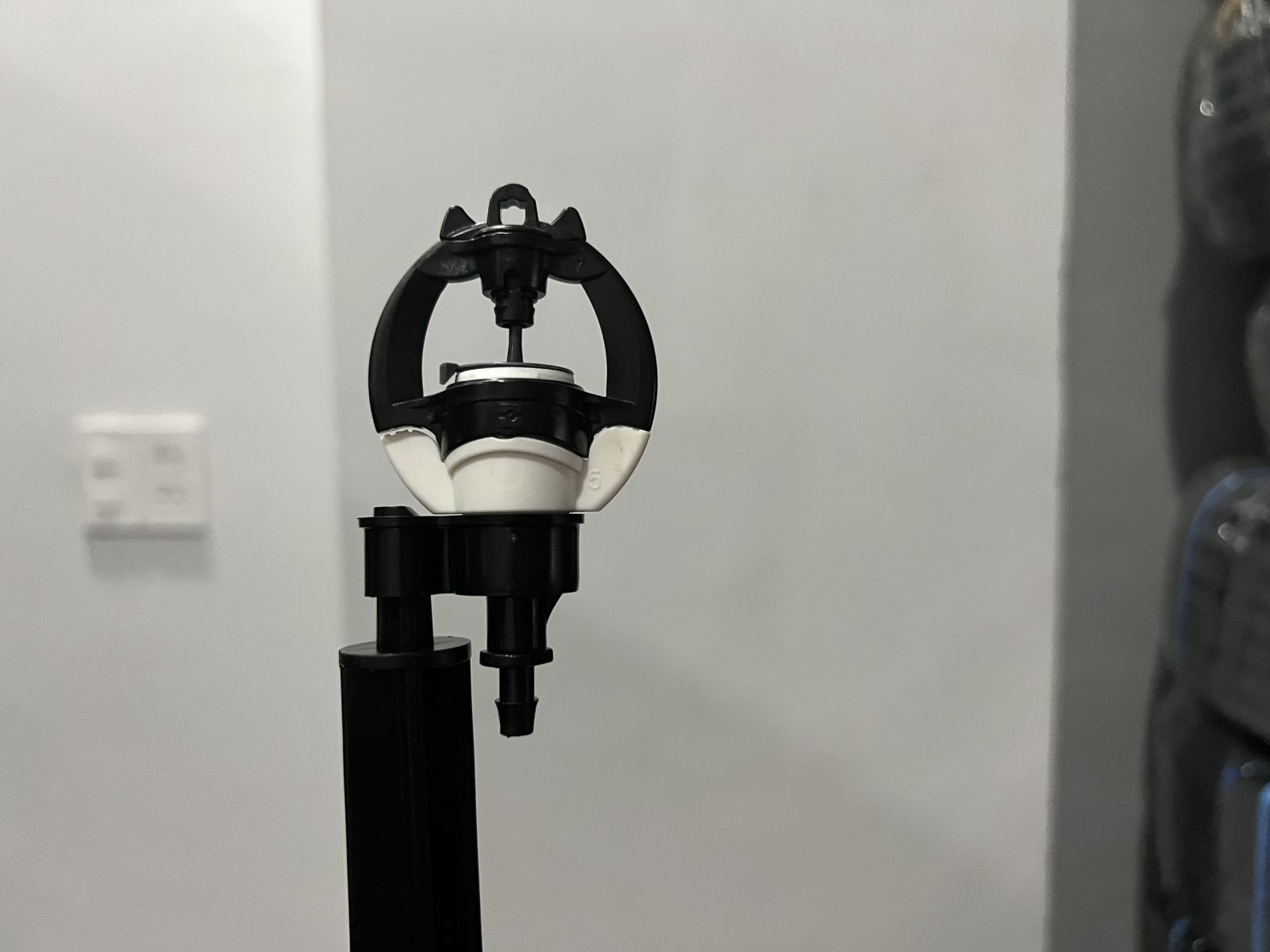 cam-truc-tiep-bec-len-chan-cam-75cm