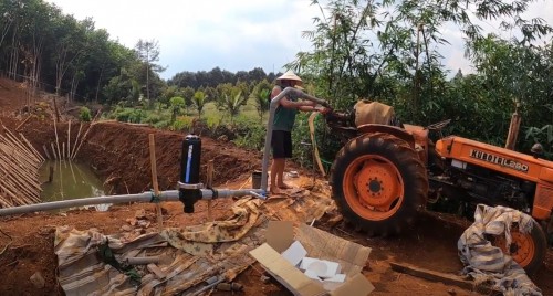 Hướng dẫn lắp đặt hệ thống sầu riêng đồi dốc bằng máy bơm nổ   